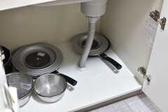IHクッキングヒーターの下に共用の鍋やフライパンが収納されています。(2020-02-20,共用部,KITCHEN,1F)