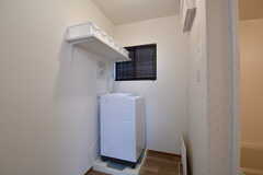 バスルームの脱衣室の様子。奥に洗濯機が設置されています。(2020-02-20,共用部,LAUNDRY,1F)