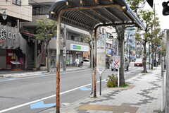 シェアハウス周辺の西川口駅行きのバス停の様子。(2020-02-20,共用部,ENVIRONMENT,1F)
