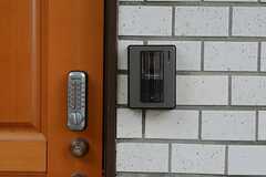 インターホンの様子。玄関の鍵はナンバー式です。(2015-01-21,周辺環境,ENTRANCE,1F)