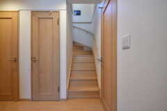 階段の様子。リビングは2階にあります。(2021-04-26,共用部,OTHER,1F)