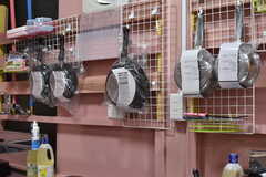 IHヒーターの上の壁に鍋やフライパンが掛けられています。(2018-08-06,共用部,KITCHEN,3F)