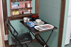 机と椅子の様子。机には食器が用意されています。（311号室）(2018-08-06,専有部,ROOM,3F)