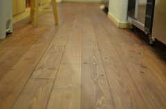 床は杉の無垢材。天然素材で着色されたのだそう。(2012-01-10,共用部,OTHER,2F)