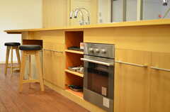 オーブンも用意されています。(2012-01-10,共用部,KITCHEN,2F)