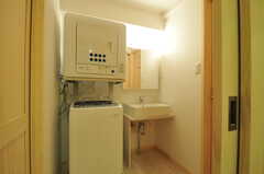 洗濯機、乾燥機と洗面台の様子。左手のドアがトイレ、トイレのドアの対面に脱衣室のドアがあります。(2012-01-10,共用部,LAUNDRY,2F)