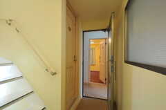 階段から見た廊下の様子。左のドアはトイレです。(2012-01-10,共用部,OTHER,3F)
