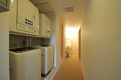廊下に設置された洗濯機と乾燥機の様子。奥に洗面台があり、突き当たりがシャワールームです。(2012-01-10,共用部,LAUNDRY,3F)