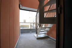 踊り場から見た共用ベランダ。階段を上がると屋上へ出られます。(2012-01-10,共用部,OTHER,4F)