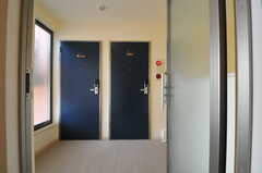 廊下から見た専有部のドアの様子。右が401、左が402号室です。(2012-01-10,共用部,OTHER,4F)