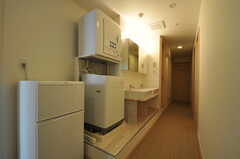 廊下に設置された冷蔵庫。洗濯機、洗面台の様子。(2012-01-10,専有部,ROOM,4F)