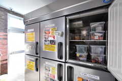 業務用冷蔵庫の様子。部屋ごとに収納ボックスを使って管理します。(2022-11-22,共用部,KITCHEN,1F)