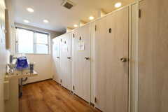 トイレの様子。個室は男性用と女性用に分かれています。(2022-11-22,共用部,TOILET,1F)