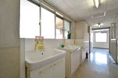 廊下に設置された洗面台。(2022-11-22,共用部,WASHSTAND,3F)