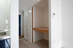 廊下には押入れ収納があります。（101号室）(2013-03-10,専有部,ROOM,1F)