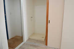押入れ収納の脇は洗濯機置場。引き戸で隠すことができます。（101号室）(2013-03-10,専有部,ROOM,1F)
