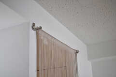 廊下にはカーテンが掛けられるよう、フックが取り付けられています 。（203号室）(2013-03-10,専有部,ROOM,2F)