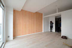 これから引越しする入居者さんが部屋のサイズを図っています。（308号室）(2013-03-10,専有部,ROOM,3F)
