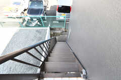 非常階段の様子。勝手口を使って建物に出入りができます。(2022-03-02,共用部,OTHER,2F)