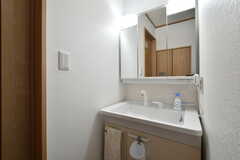 廊下に設置された洗面台の様子。(2023-04-26,共用部,WASHSTAND,2F)