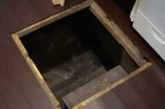 床下収納には、自家製の梅酒などを保管することができます。(2014-06-09,共用部,KITCHEN,1F)