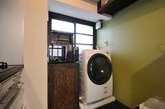 キッチンの一角に洗濯機が設けられています。(2014-06-09,共用部,LAUNDRY,1F)