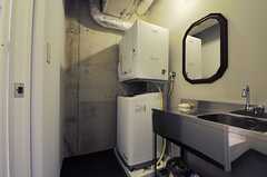 洗面室には、洗濯機と乾燥機が設置されています。左手前のドアは、シャワールーム。(2013-09-02,共用部,OTHER,5F)