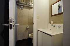 トイレの手前には洗面台が設けられています。(2013-09-02,共用部,TOILET,4F)