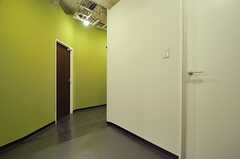 廊下は、片側の壁をグリーンでカラーリングしたポップなテイスト。右手前のドアが水まわりです。(2013-09-02,共用部,OTHER,3F)