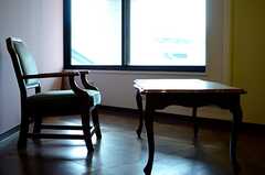 クラシカルなテーブルは猫脚がとてもかわいらしい感じ。（302号室）(2013-09-02,専有部,ROOM,3F)