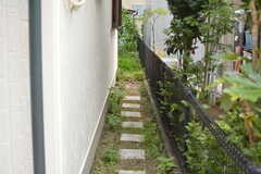 建物の脇から庭にアクセスできます。(2022-07-06,共用部,OTHER,1F)