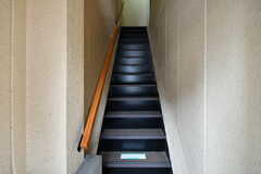 玄関を開けると、階段が続いています。シェアハウスは2〜4階です。(2021-11-18,周辺環境,ENTRANCE,1F)
