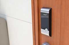 玄関のドアはナンバー式のオートロックです。(2012-10-10,周辺環境,ENTRANCE,1F)