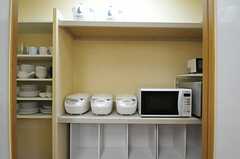 キッチン家電の様子。棚下には、部屋ごとに分けられた食材などを置けるスペースもあります。(2012-10-10,共用部,KITCHEN,1F)