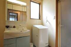 脱衣室に設置された洗面台と洗濯機の様子。(2012-10-10,共用部,BATH,2F)