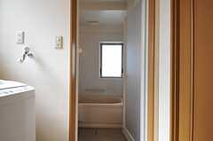 脱衣室から見たバスルーム。(2012-10-10,共用部,BATH,3F)