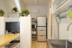 キッチン脇奥に冷蔵庫、キッチン家電があります。右手に見えるカーテンの奥はシャワールームです。(2012-06-08,共用部,KITCHEN,1F)