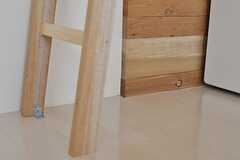 ロフトへの階段はしっかりと床に固定されています。(2012-06-08,専有部,ROOM,2F)