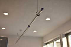 天井には室内干しができるポールが吊り下げられています。(2018-11-27,共用部,LAUNDRY,2F)