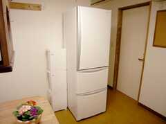 キッチン脇に設置された冷蔵庫(2007-03-01,共用部,KITCHEN,1F)