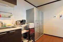 キッチン家電の様子。冷蔵庫は2台あります。(2012-07-12,共用部,KITCHEN,2F)