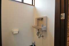 トイレには手洗い場が設置されています。(2012-07-12,共用部,OTHER,1F)