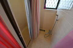 シャワールームの様子。シャワールームは2室用意されています。(2018-06-05,共用部,BATH,1F)
