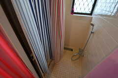 シャワールームの間にシャワーカーテンが取り付けられています。(2018-06-05,共用部,BATH,1F)