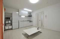 キッチンとリビングが一体となった空間です。(2012-03-30,共用部,LIVINGROOM,1F)