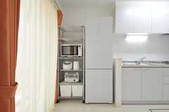 シンク脇にある冷蔵庫とキッチン家電。(2012-03-30,共用部,KITCHEN,1F)