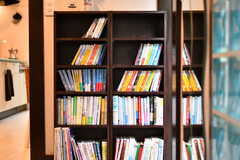 廊下に設置された本棚。(2021-09-27,共用部,OTHER,1F)