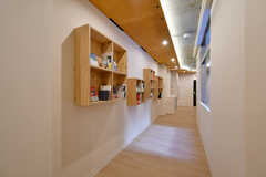 廊下の本棚には入居者さんの本を並べることもできます。(2020-03-06,共用部,OTHER,1F)