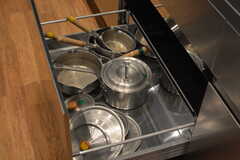 鍋類などのキッチンツールも揃っています。(2020-03-06,共用部,KITCHEN,1F)