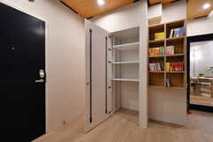 Aタイプの部屋は室内の収納スペースが少ないため、廊下に鍵の掛けられる収納棚が設置されています。（111号室）(2020-03-06,専有部,ROOM,1F)